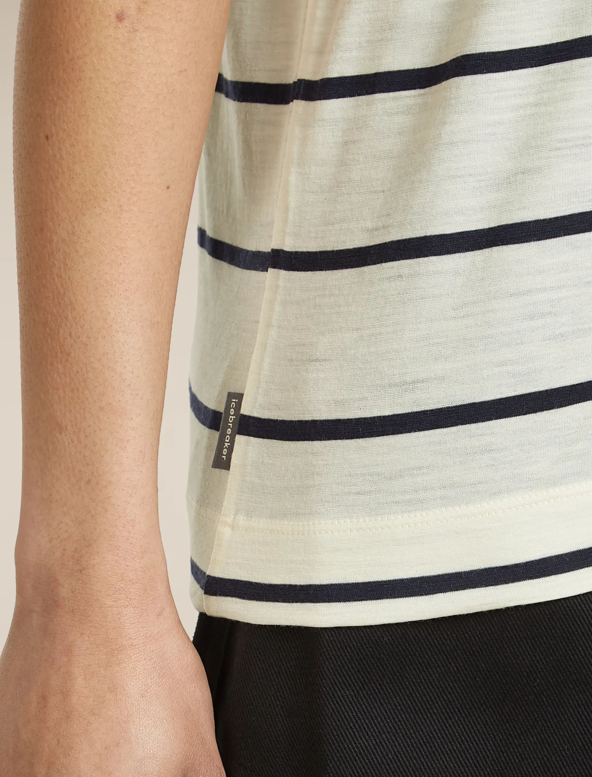 150 Tech Lite Relaxed T-Shirt mit V-Ausschnitt